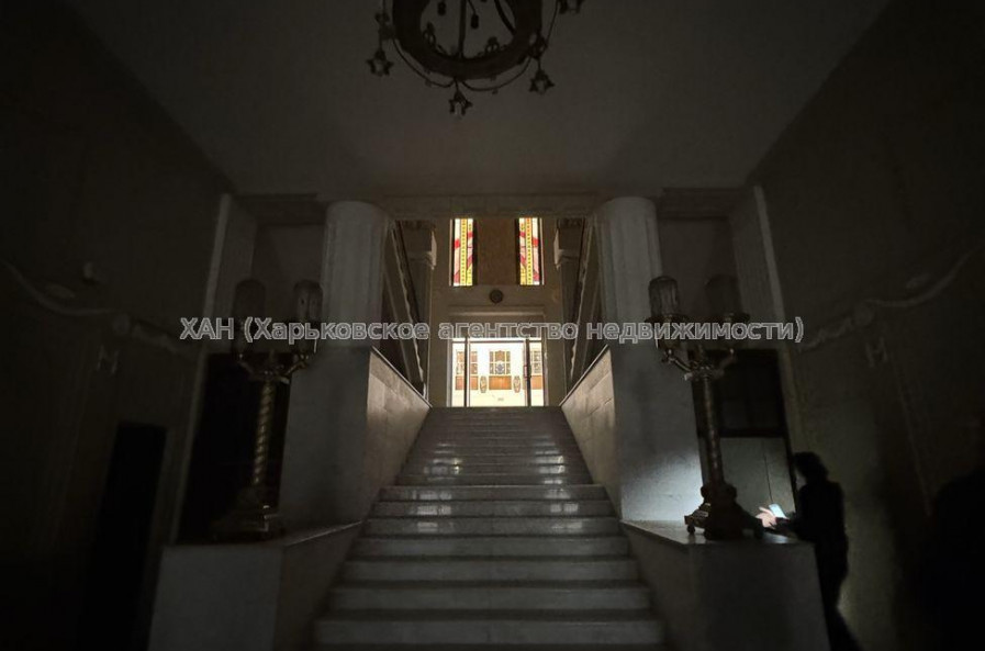 Продам квартиру, Павловская площ. , 3 кім., 132 м², советский ремонт 