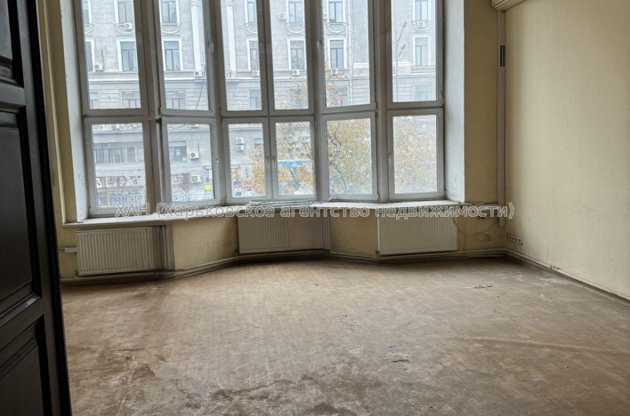 Продам квартиру, Павловская площ. , 3 кім., 132 м², советский ремонт 