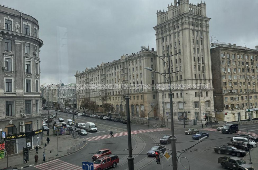 Продам квартиру, Павловская площ. , 3 кім., 132 м², советский ремонт 