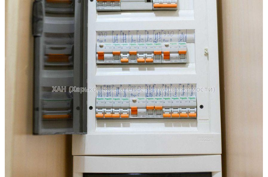 Продам квартиру, Науки просп. , 3 кім., 106 м², авторский дизайн 