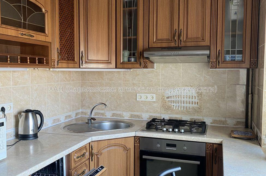 Продам квартиру, Тракторостроителей просп. , 3 кім., 73 м², капитальный ремонт 