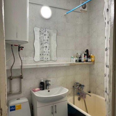 Продам квартиру, Защитников Неба ул. , 1 кім., 30.60 м², косметический ремонт 