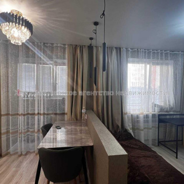 Продам квартиру, Драгоманова ул. , 1  ком., 37 м², капитальный ремонт 