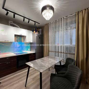 Продам квартиру, Драгоманова ул. , 1  ком., 37 м², капитальный ремонт 