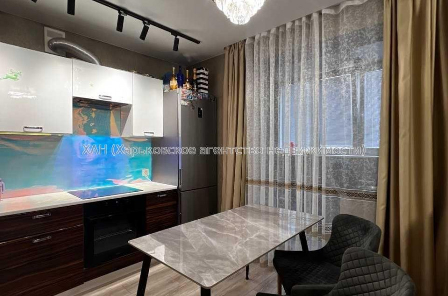 Продам квартиру, Драгоманова ул. , 1  ком., 37 м², капитальный ремонт 