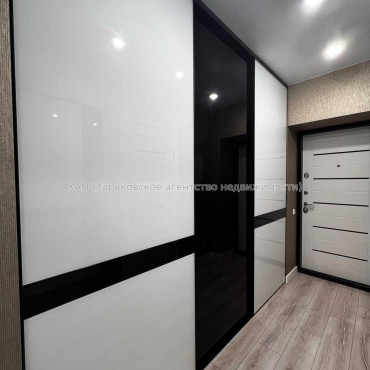 Продам квартиру, Драгоманова ул. , 1  ком., 37 м², капитальный ремонт 