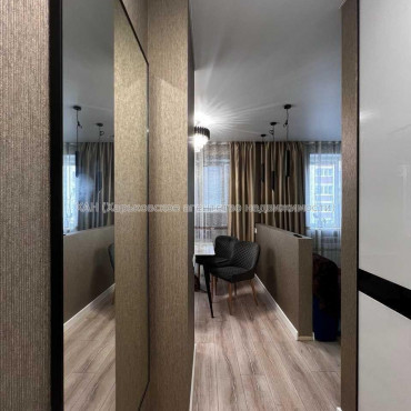 Продам квартиру, Драгоманова ул. , 1  ком., 37 м², капитальный ремонт 