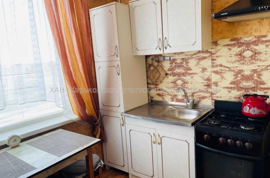 Продам квартиру, Валентиновская ул. , 1 кім., 26 м², косметический ремонт 