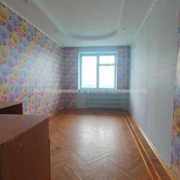 Продам квартиру, Харьковских Дивизий ул. , 3 кім., 65 м², косметический ремонт 