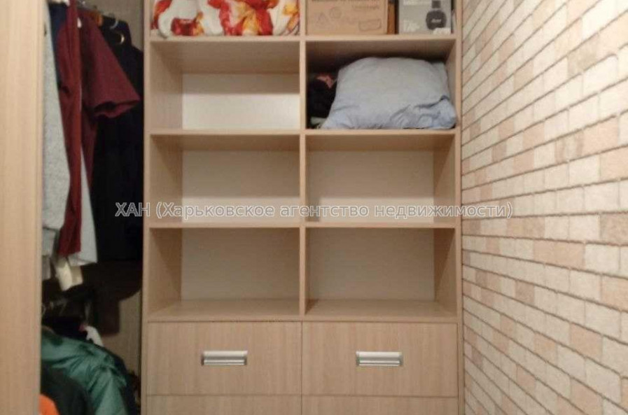Продам квартиру, Драгоманова ул. , 2 кім., 72.85 м², капитальный ремонт 