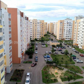 Продам квартиру, Драгоманова ул. , 2 кім., 72.85 м², капитальный ремонт