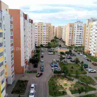 Продам квартиру, Драгоманова ул. , 2 кім., 72.85 м², капитальный ремонт 