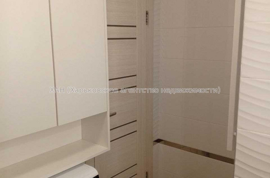 Продам квартиру, Драгоманова ул. , 2 кім., 72.85 м², капитальный ремонт 