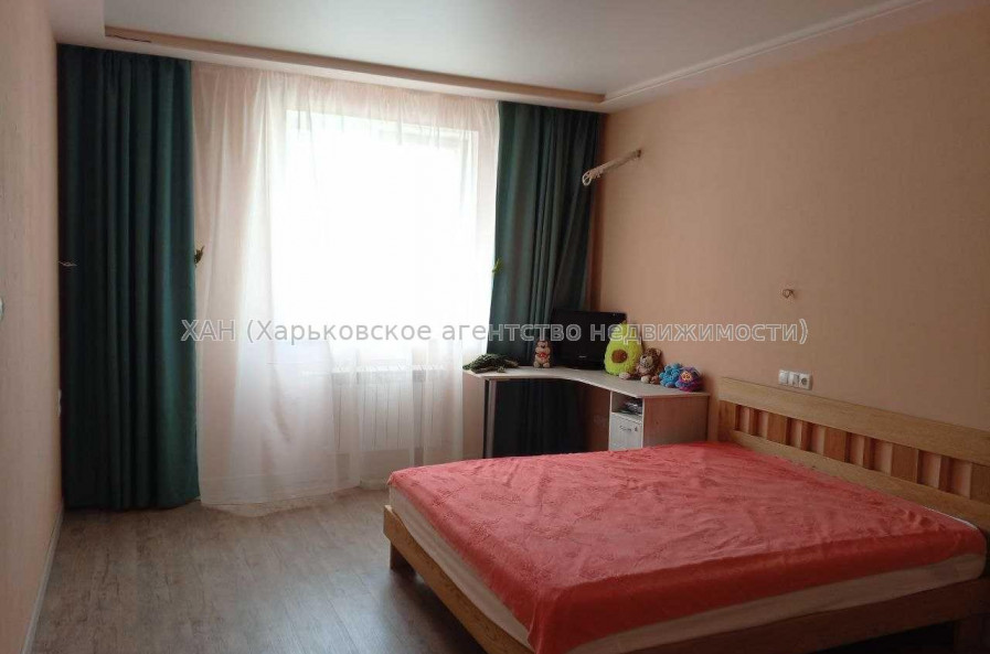 Продам квартиру, Драгоманова ул. , 2 кім., 72.85 м², капитальный ремонт 