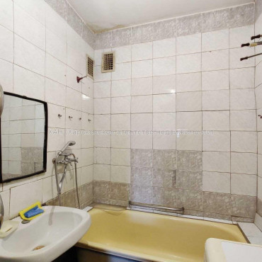 Продам квартиру, Славянская ул. , 3 кім., 63.50 м², косметический ремонт 