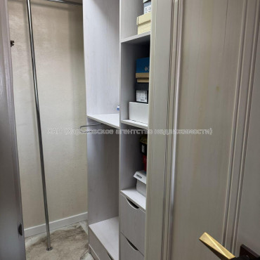 Продам квартиру, Ляпунова ул. , 4  ком., 80 м², капитальный ремонт 