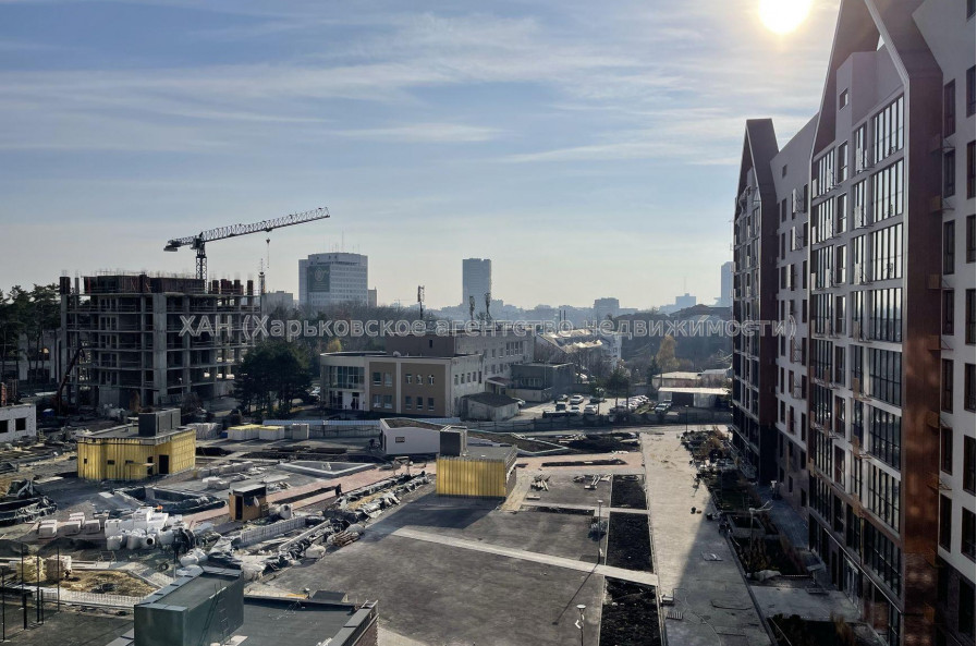 Продам квартиру, Динамовская ул. , 3 кім., 172 м², без отделочных работ 