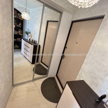 Продам квартиру, Владислава Зубенко ул. , 1 кім., 37 м², евроремонт 