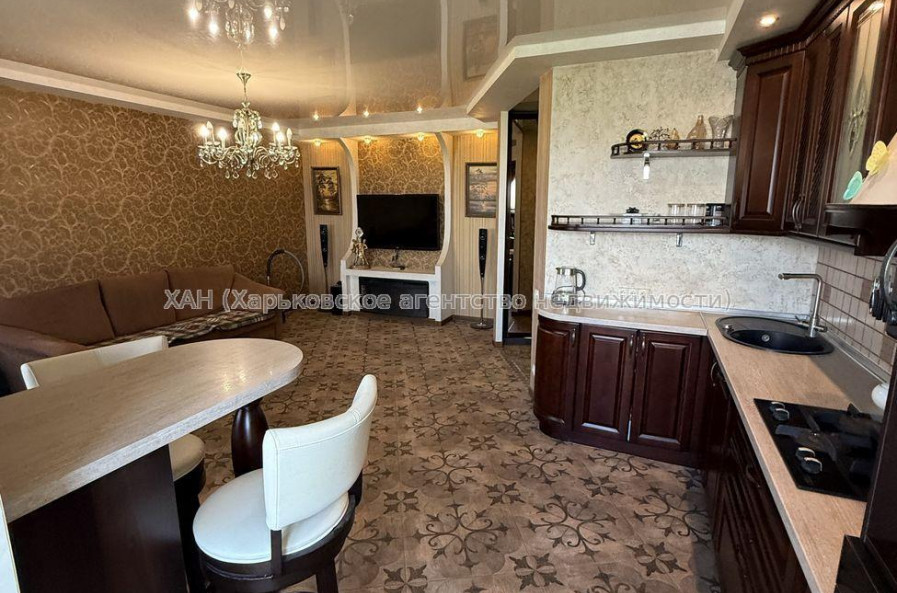 Продам квартиру, Валентиновская ул. , 24В , 3 кім., 73 м², евроремонт 