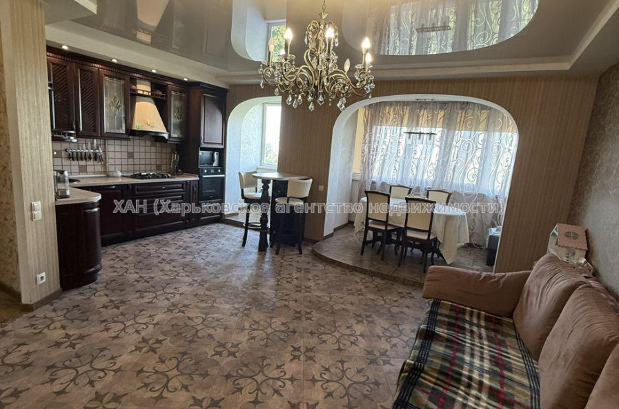 Продам квартиру, Валентиновская ул. , 24В , 3 кім., 73 м², евроремонт 