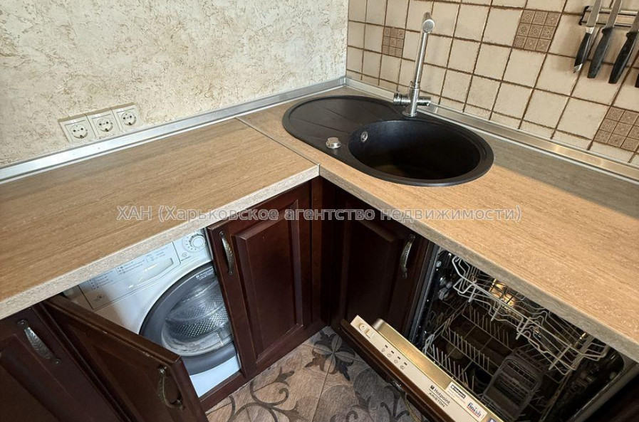 Продам квартиру, Валентиновская ул. , 24В , 3 кім., 73 м², евроремонт 