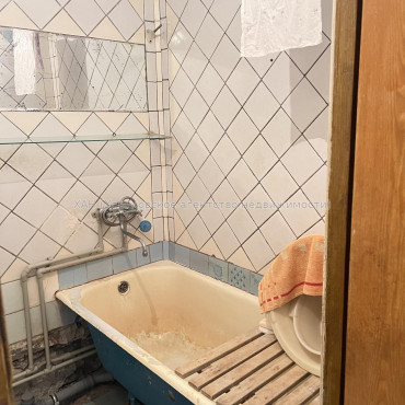 Продам квартиру, Тракторостроителей просп. , 92А , 2  ком., 44 м², советский ремонт 