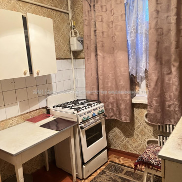 Продам квартиру, Тракторостроителей просп. , 92А , 2  ком., 44 м², советский ремонт 