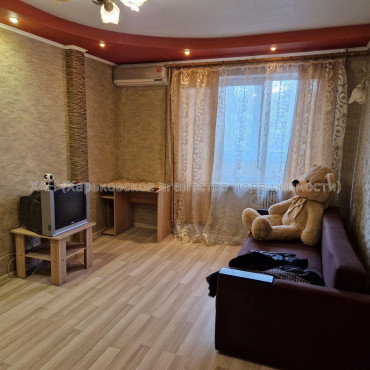 Продам квартиру, Непокоренных ул. , 1 кім., 35 м², капитальный ремонт 