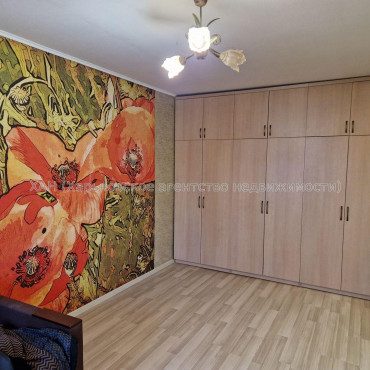 Продам квартиру, Непокоренных ул. , 1 кім., 35 м², капитальный ремонт 