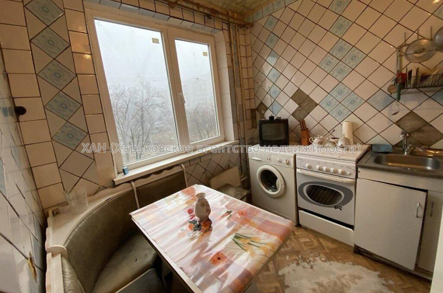 Продам квартиру, Амосова ул. , 3 кім., 65 м², советский ремонт 