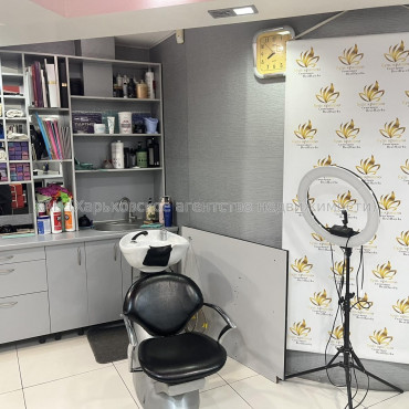 Продам нежитлову нерухомість, салон красоты , 142.70 м², капитальный ремонт 