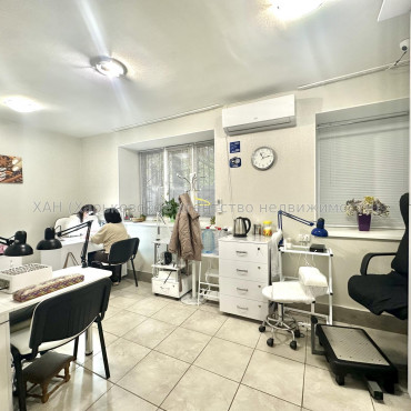 Продам нежитлову нерухомість, салон красоты , 142.70 м², капитальный ремонт 