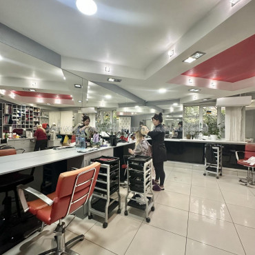 Продам нежитлову нерухомість, салон красоты , 142.70 м², капитальный ремонт 