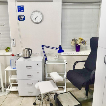 Продам нежитлову нерухомість, салон красоты , 142.70 м², капитальный ремонт 