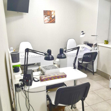 Продам нежитлову нерухомість, салон красоты , 142.70 м², капитальный ремонт 