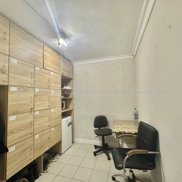 Продам нежитлову нерухомість, салон красоты , 142.70 м², капитальный ремонт 