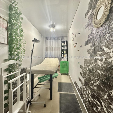 Продам нежитлову нерухомість, салон красоты , 142.70 м², капитальный ремонт 