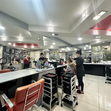 Продам нежитлову нерухомість, салон красоты , 142.70 м², капитальный ремонт 