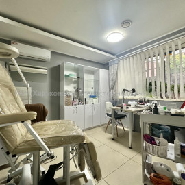 Продам нежитлову нерухомість, салон красоты , 142.70 м², капитальный ремонт