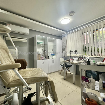 Продам нежитлову нерухомість, салон красоты , 142.70 м², капитальный ремонт 