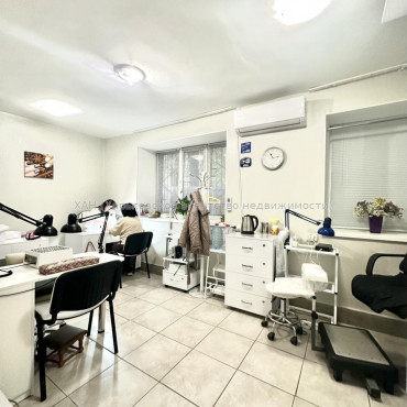 Продам нежитлову нерухомість, салон красоты , 142.70 м², капитальный ремонт 