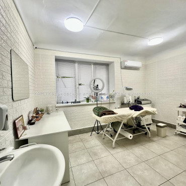 Продам нежитлову нерухомість, салон красоты , 142.70 м², капитальный ремонт 