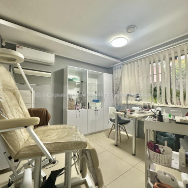 Продам нежитлову нерухомість, салон красоты , 142.70 м², капитальный ремонт 