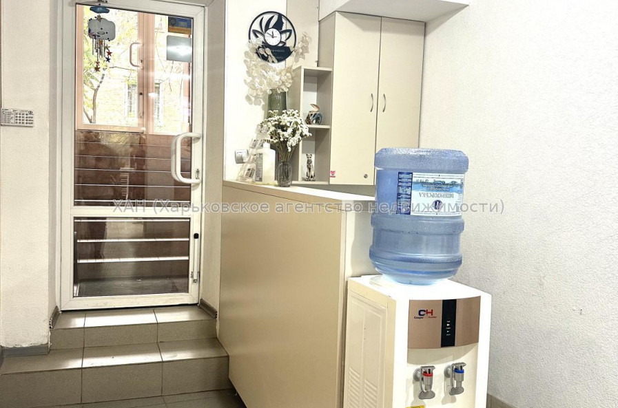 Продам нежитлову нерухомість, салон красоты , 142.70 м², капитальный ремонт 
