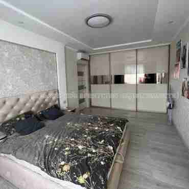 Продам квартиру, Драгоманова ул. , 2 кім., 56 м², евроремонт 