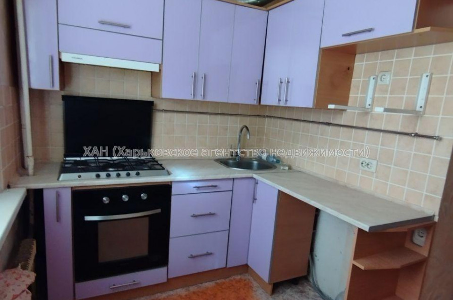 Продам квартиру, Бучмы ул. , 4 кім., 68 м², частичный ремонт 