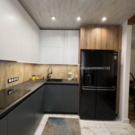 Продам квартиру, Ньютона ул. , 3  ком., 82 м², советский ремонт