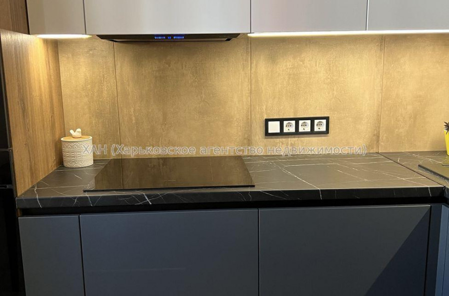 Продам квартиру, Ньютона ул. , 3  ком., 82 м², советский ремонт 