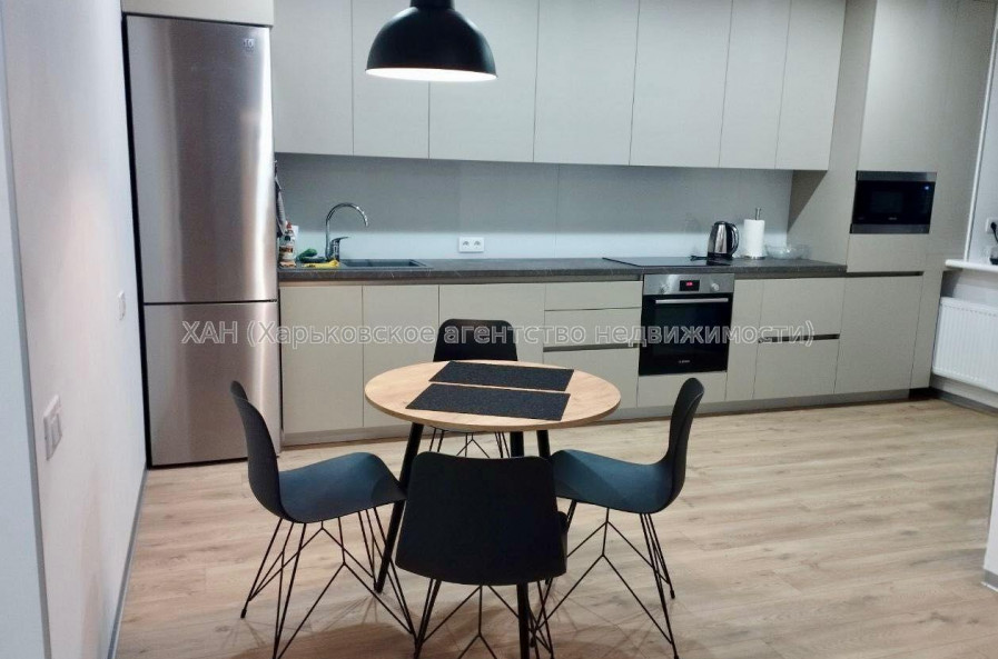 Продам квартиру, Домостроительная ул. , 3 кім., 81 м², авторский дизайн 