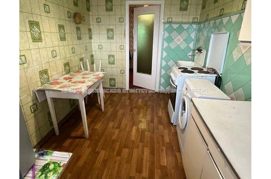Продам квартиру, Павла Тычины ул. , 3 кім., 65.80 м², советский ремонт 